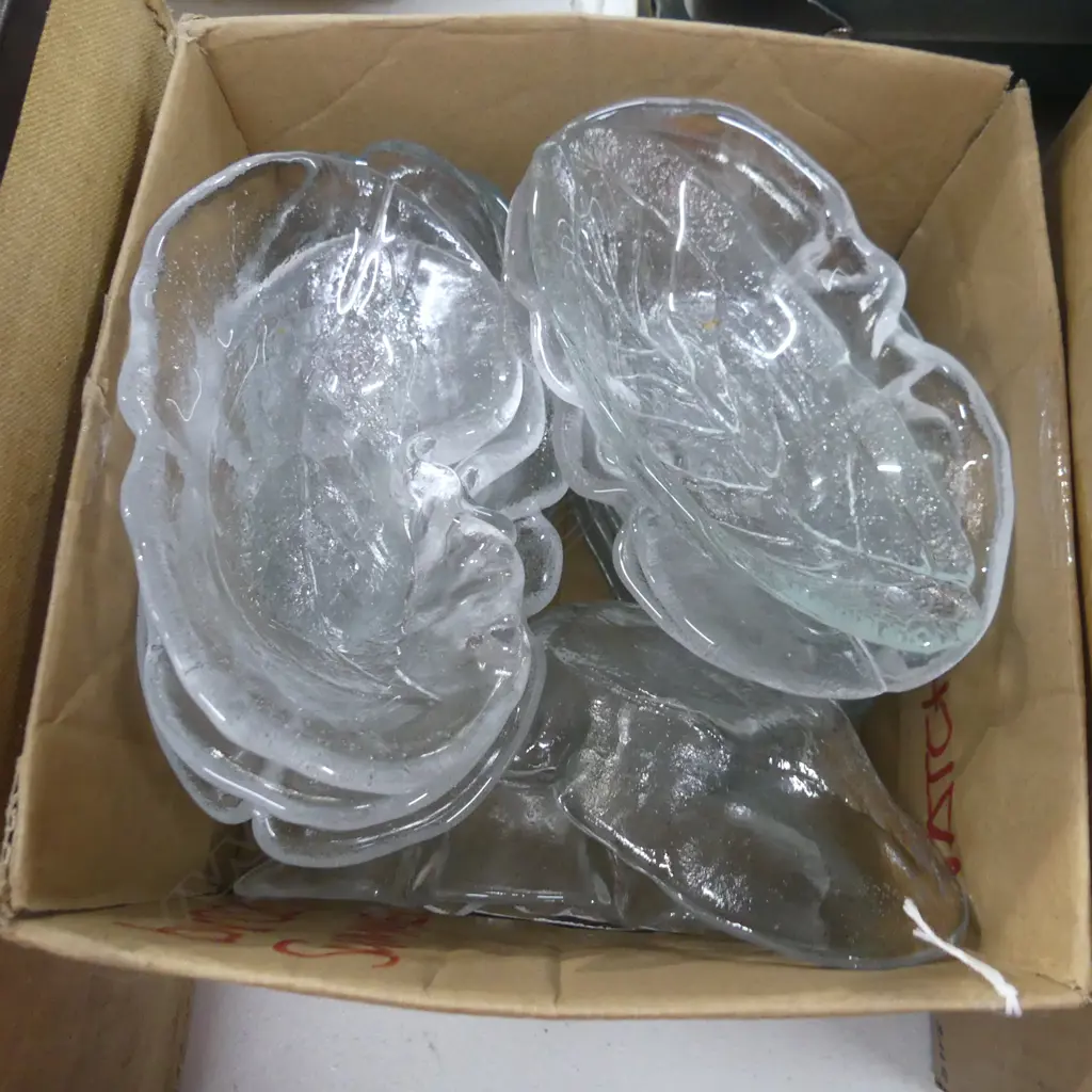 22 ASST KOSTA BODA SM LEAF SHAPED GLASS DISHES, AVG L. 160MM Image 1++
