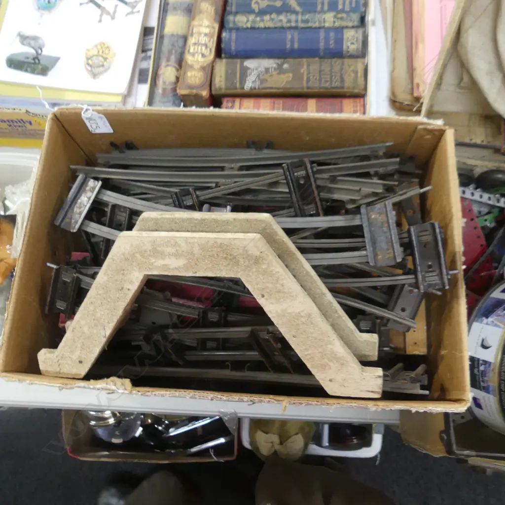 BOX LOT VINTAGE RAILWAY TRACK ETC  (AK17600) SUIT CASE AND BOX Image 1++