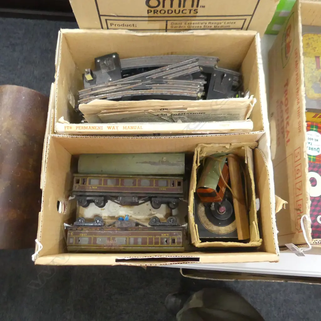 BOX LOT VINTAGE RAILWAY PCES; TRACK & STOCK (AK20032) Image 1++