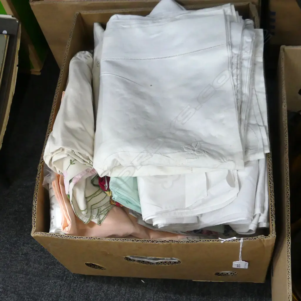 BOX LOT LINEN & FABRIC Image 1++