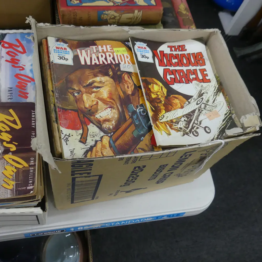 BOX VINTAGE FLEETWAY LIBRARY WAR PICTURE COMIC BOOKS, APPROX 120  Image 1++