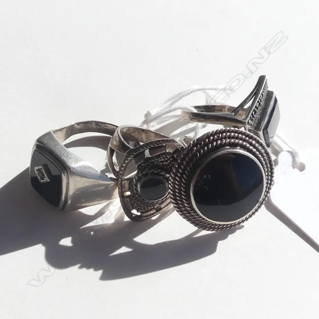 4 VINTAGE SILVER & BLACK ONYX RINGS 21.5 GRAMS Image 1++
