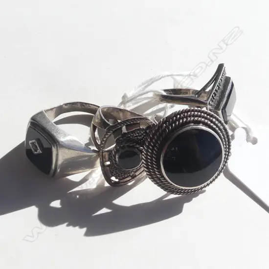 4 VINTAGE SILVER & BLACK ONYX RINGS 21.5 GRAMS