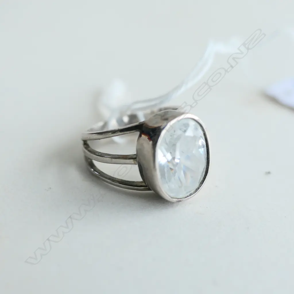 STG SILVER & WHITE CRYSTAL STONE RING Image 1++