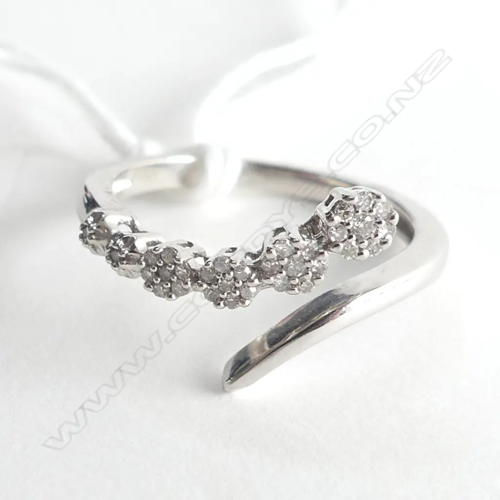 10K WHITE GOLD & MULTI DIAMOND CLUSTER RING 2.5gms Image 1++