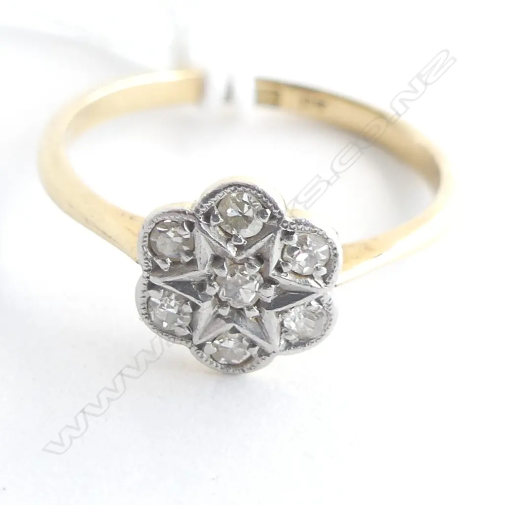 18CT GOLD & 7 DIAMOND CLUSTER 1920'S RING 1.7gms Image 1++