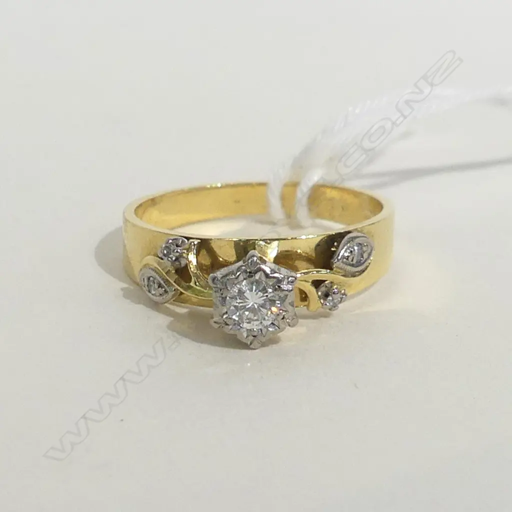 18CT & DIAMOND SOLITAIRE RING 3.86gm Image 1++