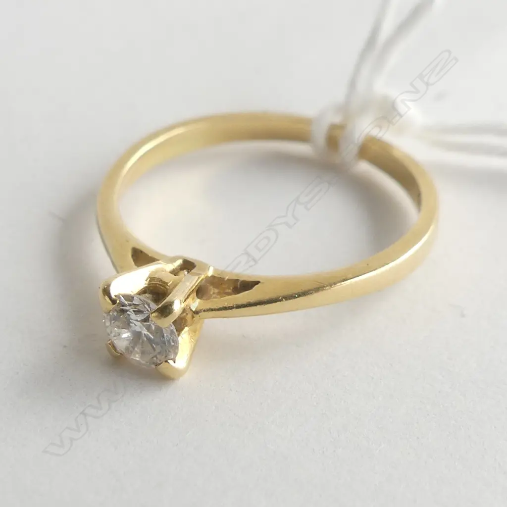 18CT YELLOW GOLD & DIAMOND SOLITAIRE RING 1.6 GRAMS Image 1++