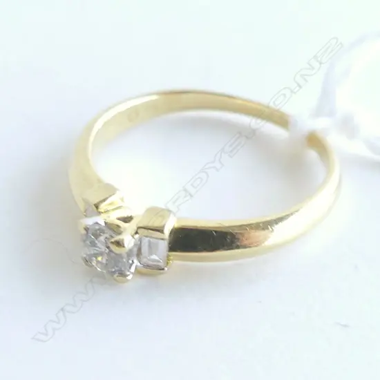 18CT GOLD &0.30CT TOTAL DIAMOND WEIGHT RING 2.5GMS, SIZE J (WITH VALUATION)