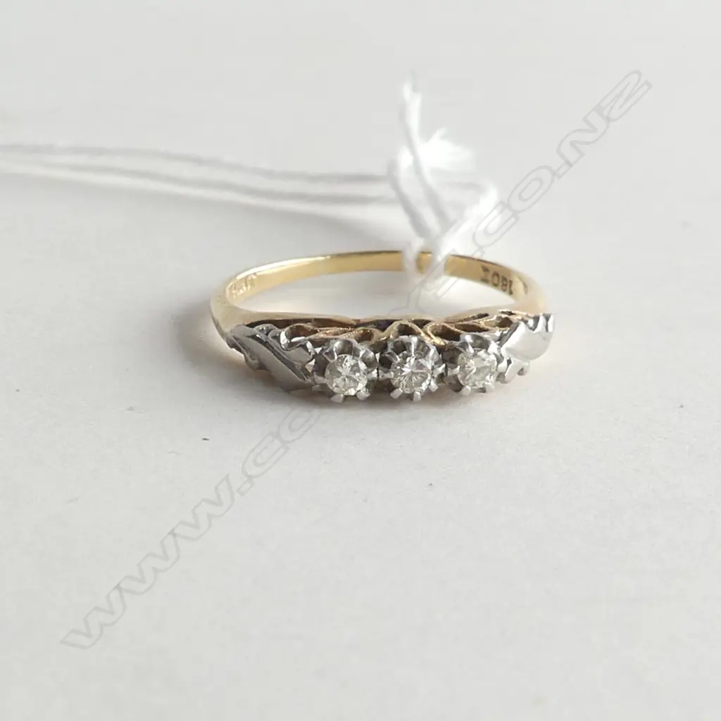 ESTATE 18CT GOLD 3 STONE DIAMOND RING 2.24gms Image 1++