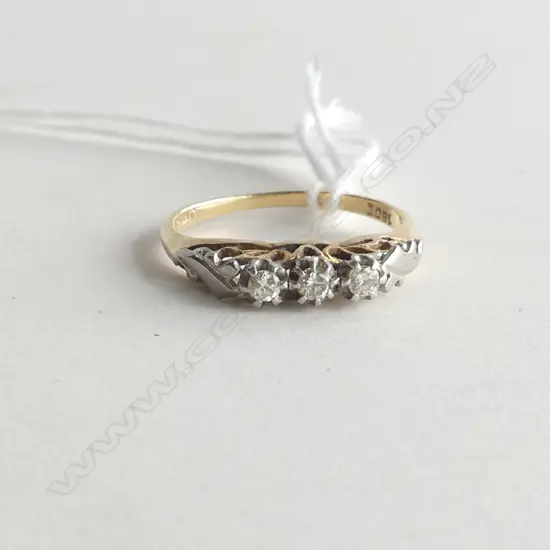 ESTATE 18CT GOLD 3 STONE DIAMOND RING 2.24gms