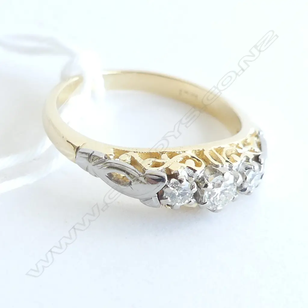 18CT GOLD 3 STONE DIAMOND RING 3.3GMS Image 1++