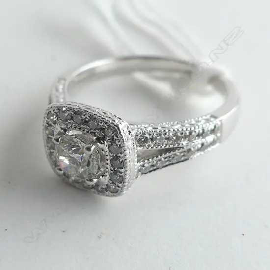 14CT WHITE GOLD DIAMOND CLUSTER RING w. VALUATION 3.4 GRAMS