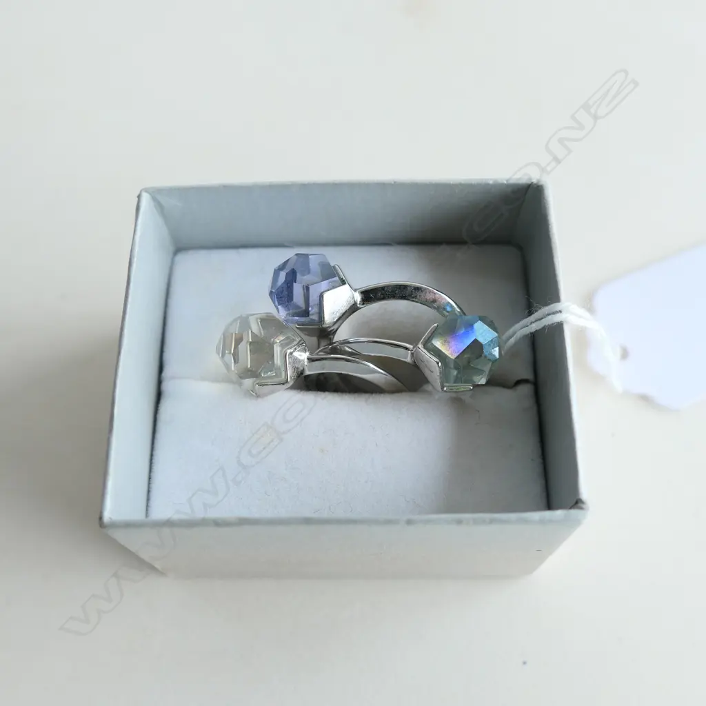 SET OF 3 CRYSTAL & SILVER TONE RINGS  Image 1++