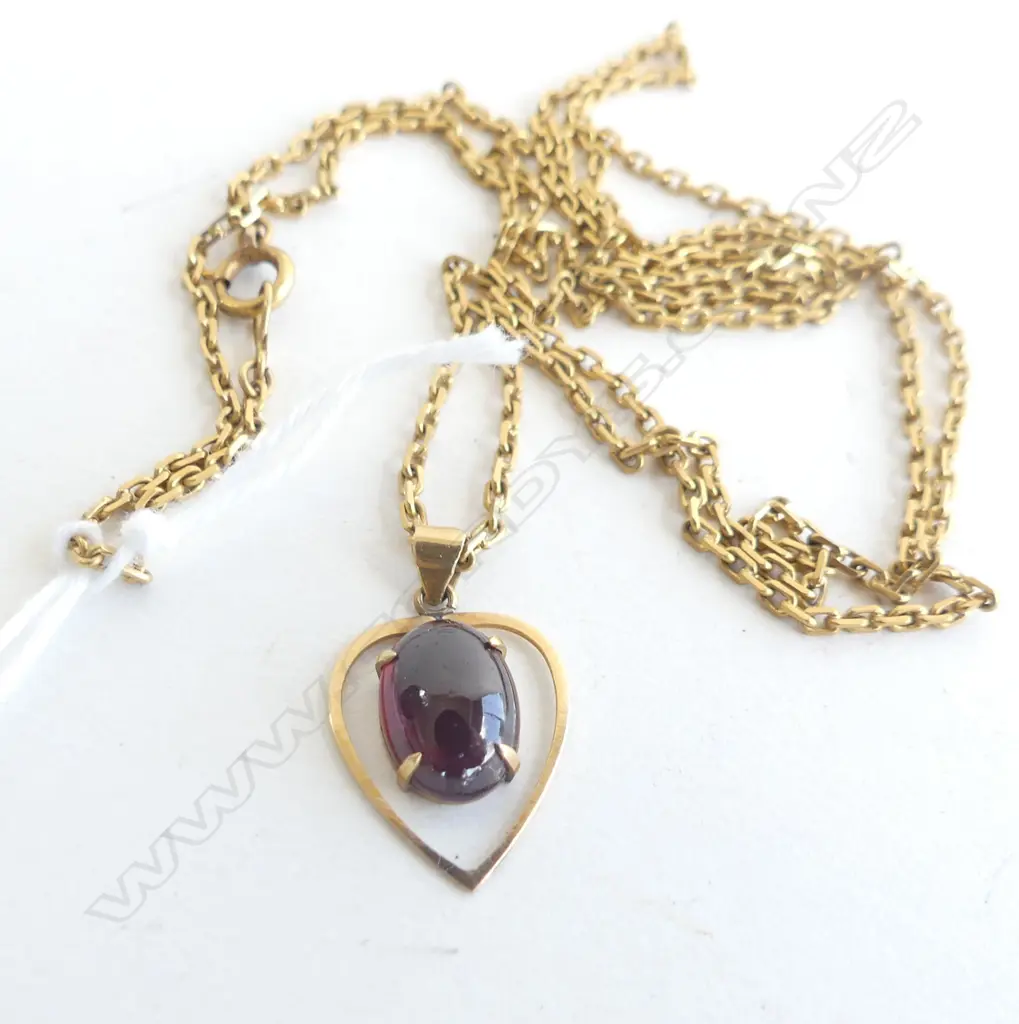 18CT CAB CUT GARNET PENDANT ON 20KT CHAIN 7. 6 GRAMS TOTAL Image 1++