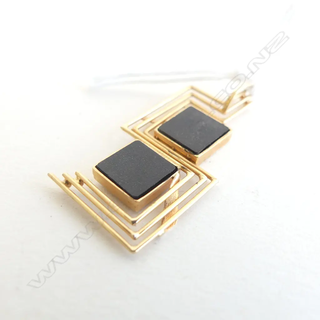 18CT PENDANT - 2 BLACK SQUARES 1.9 GRAMS Image 1++