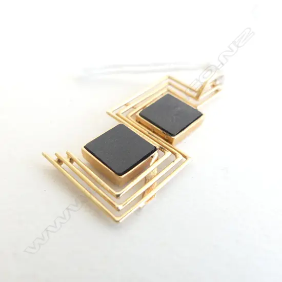 18CT PENDANT - 2 BLACK SQUARES 1.9 GRAMS