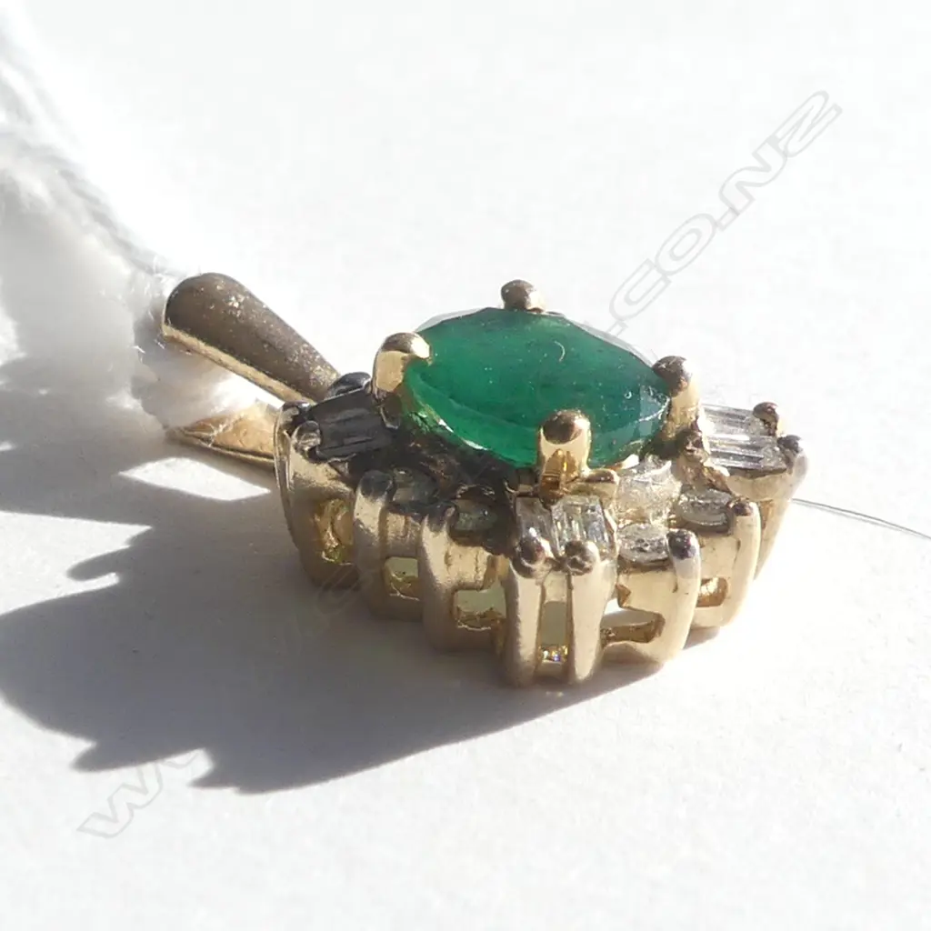 9CT GOLD EMERALD AND DIAMOND PENDANT Image 1++