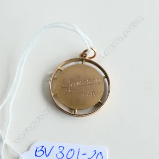 9CT GOLD MEDALLION PENDANT (ENGRAVING TO BACK)  4.45GMS