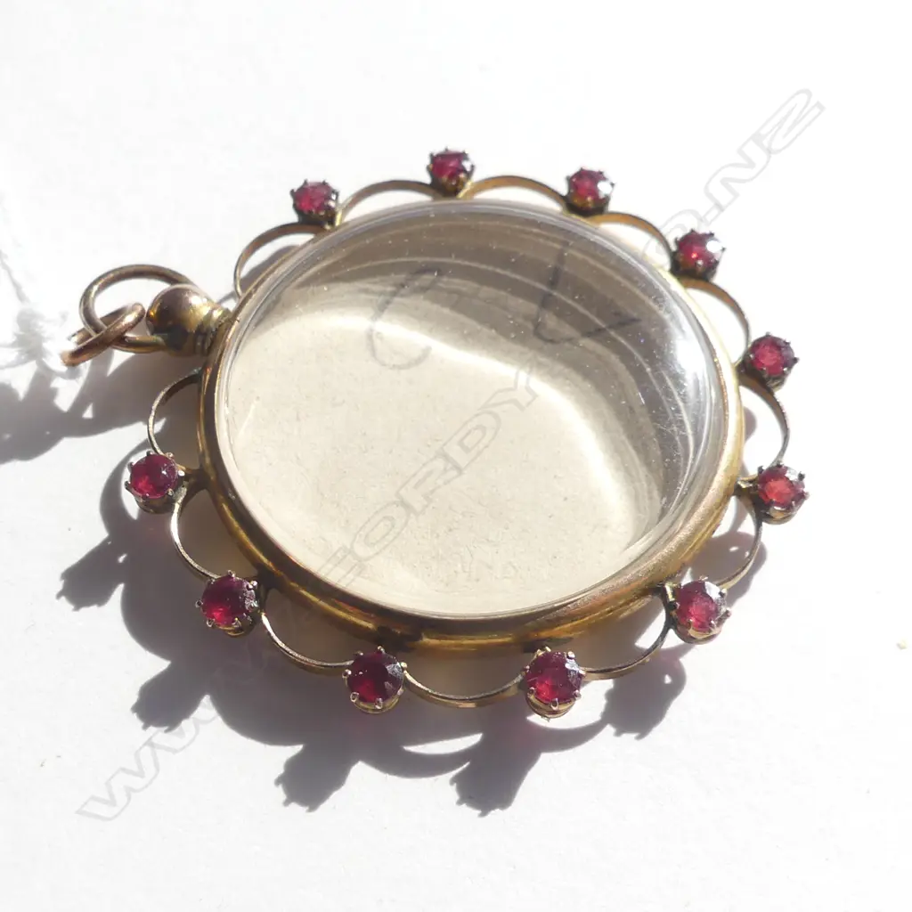 EDW 9CT GOLD PHOTO LOCKET GARNET FRAME Image 1++