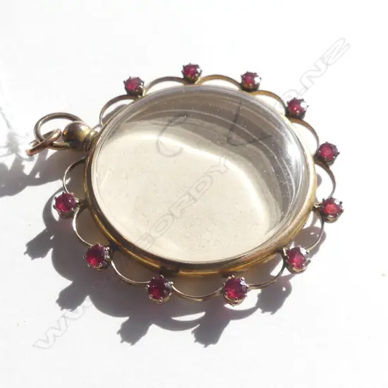 EDW 9CT GOLD PHOTO LOCKET GARNET FRAME