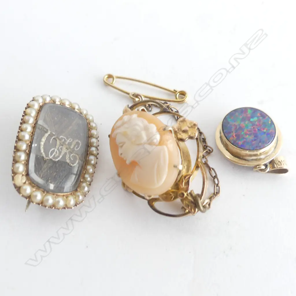 3 PCES GOLD JEWELLERY; 10CT OPAL PENDANT, 9CT CAMEO, GEORGIAN MORNING BROOCH Image 1++