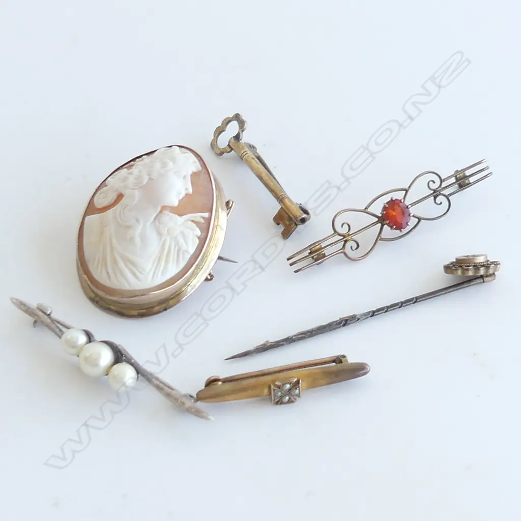 6 VINTAGE BROOCHES / STICK PINS INCL CAMEO - 1 A/F Image 1++