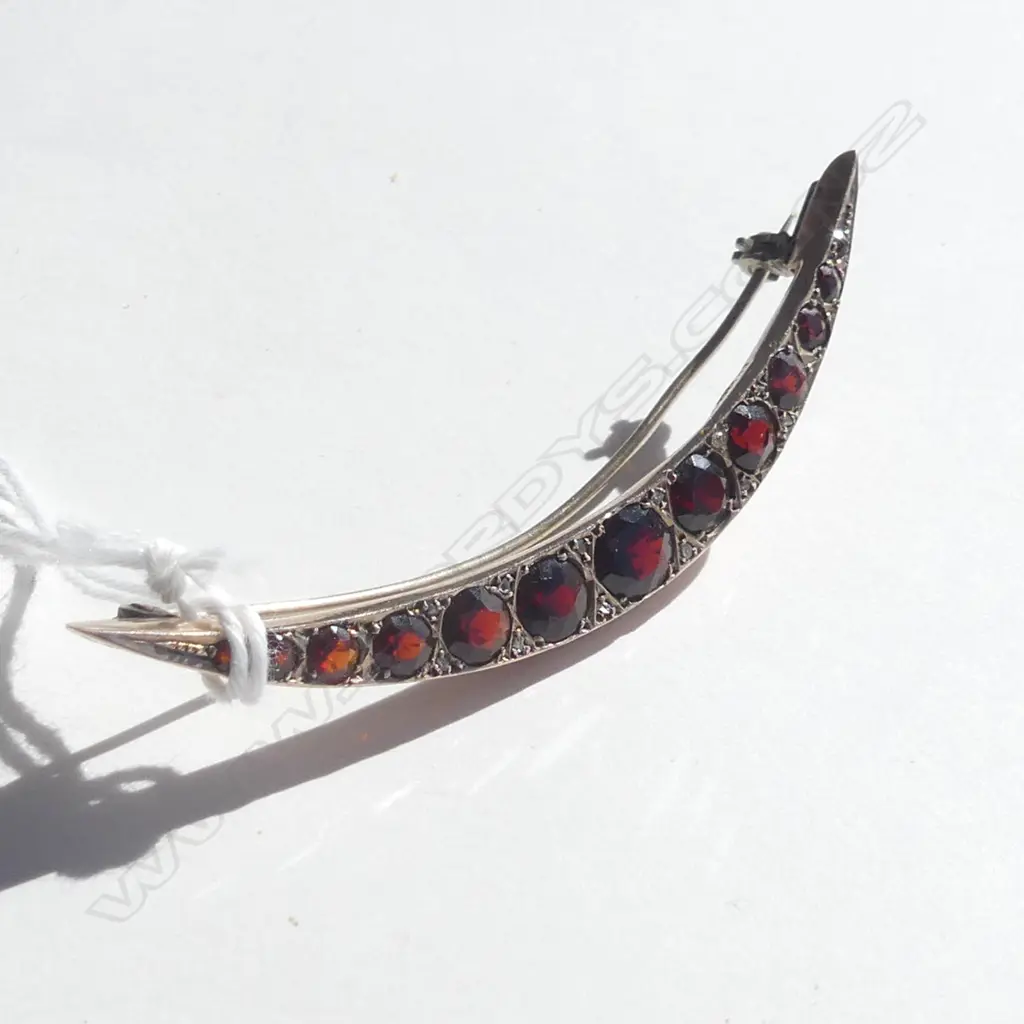CHESTER 1913  9CT GOLD & GARNET CRESCENT BROOCH  L.64mm Image 1++