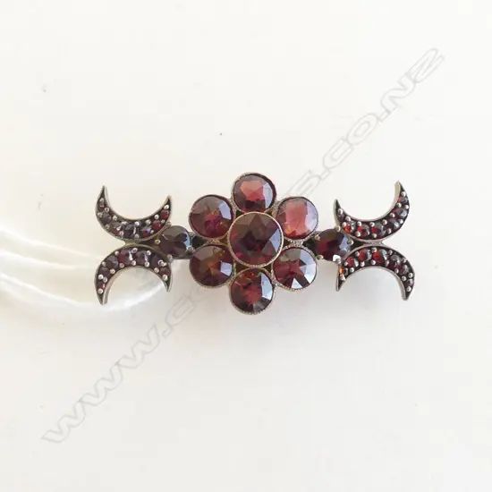 ANTIQUE GILT & GARNET BROOCH (20385)