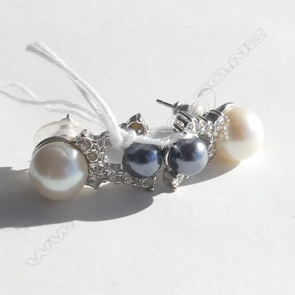 PAIR WHITE AND BLACK PEARL EARRINGS Image 1++