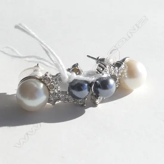 PAIR WHITE AND BLACK PEARL EARRINGS