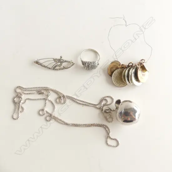 SM BAG JEWELLERY; STG CHAIN & APPLE PENDANT, MARCASITE RING & BROOCH (A/F) & 11 ASST COIN CHARMS