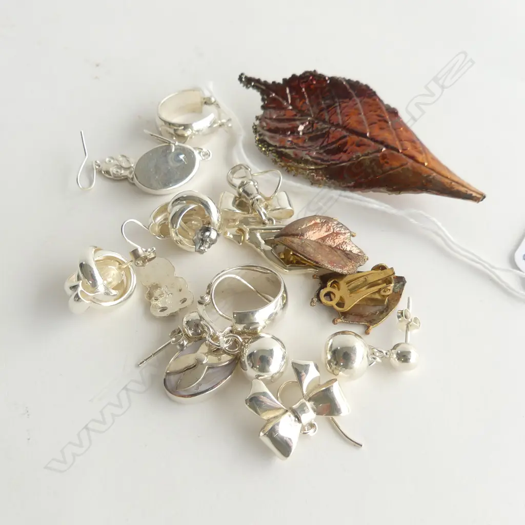 6 PRS STG EARRINGS 28 GRAMS + SILVER LEAF CLIP EARRINGS & BROOCH SET Image 1++