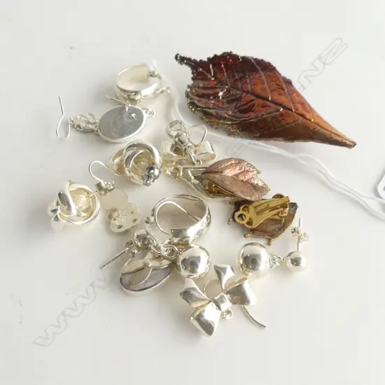 6 PRS STG EARRINGS 28 GRAMS + SILVER LEAF CLIP EARRINGS & BROOCH SET