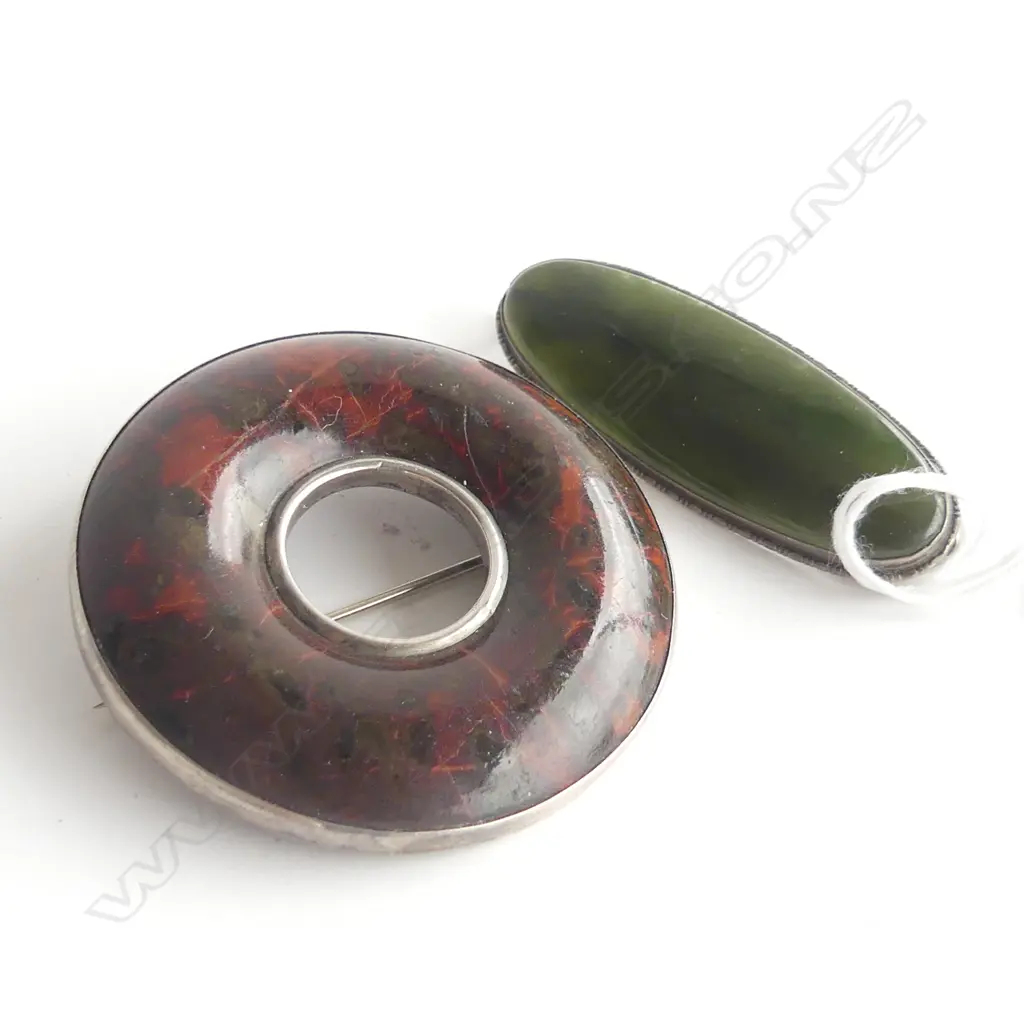 2 BROOCHES BOTH UNMARKED SILVER; FRAMED POUNAMU W.50mm & AGATE DONUT Image 1++