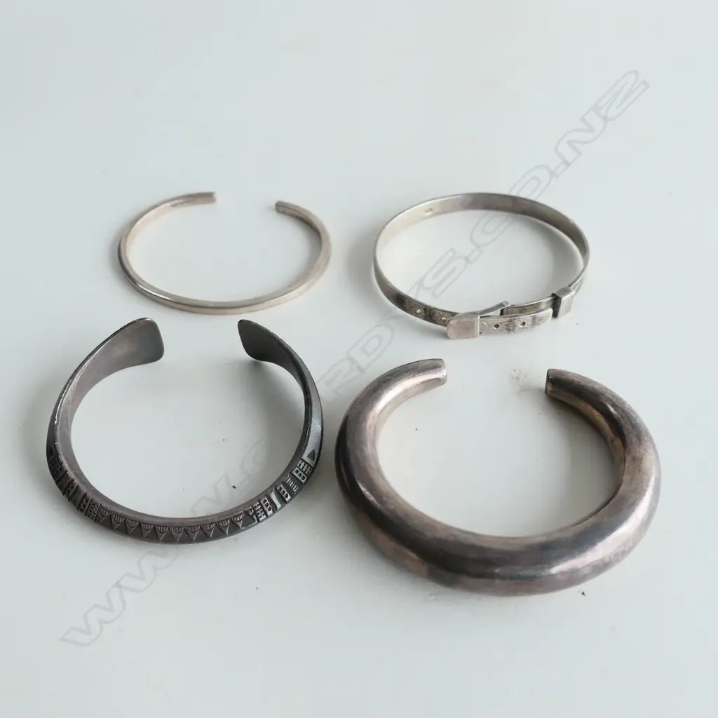 3 HALF BANGLES; 1 925 SILVER, 2 UNMARKED + 925 SILVER HINGED BANGLE Image 1++