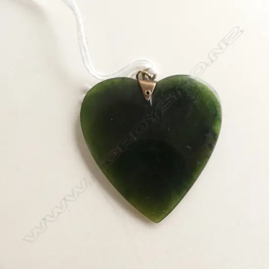 C1900 POUNAMU HEART PENDANT GOLD MOUNT
