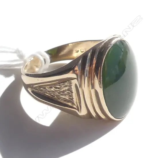 LGE 9CT GOLD & POUNAMU SIGNET TYPE RING (20615)