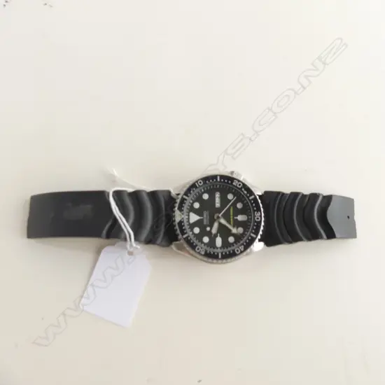 SEIKO AUTO DIVERS WATCH WORKING. STRAP BROKEN (20295)