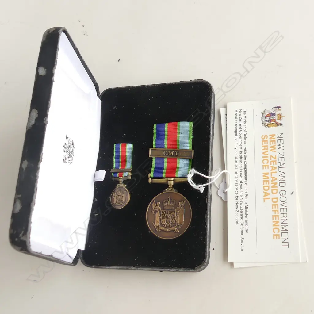 'THE NEW ZEALAND DEFENCE MEDAL' W MINIATURE THE BOX SHOWING WEAR Image 1++