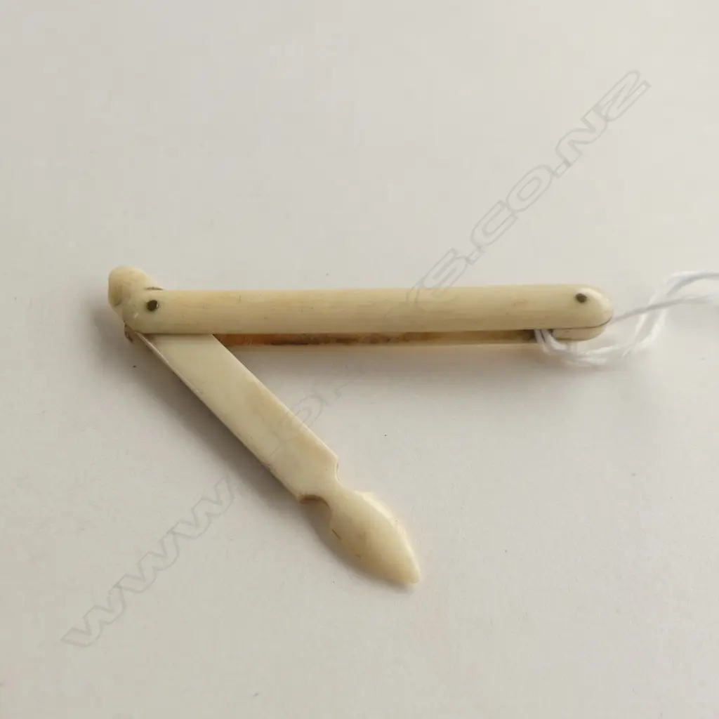 ANTIQUE BONE FOLDING NAIL FILE Image 1++