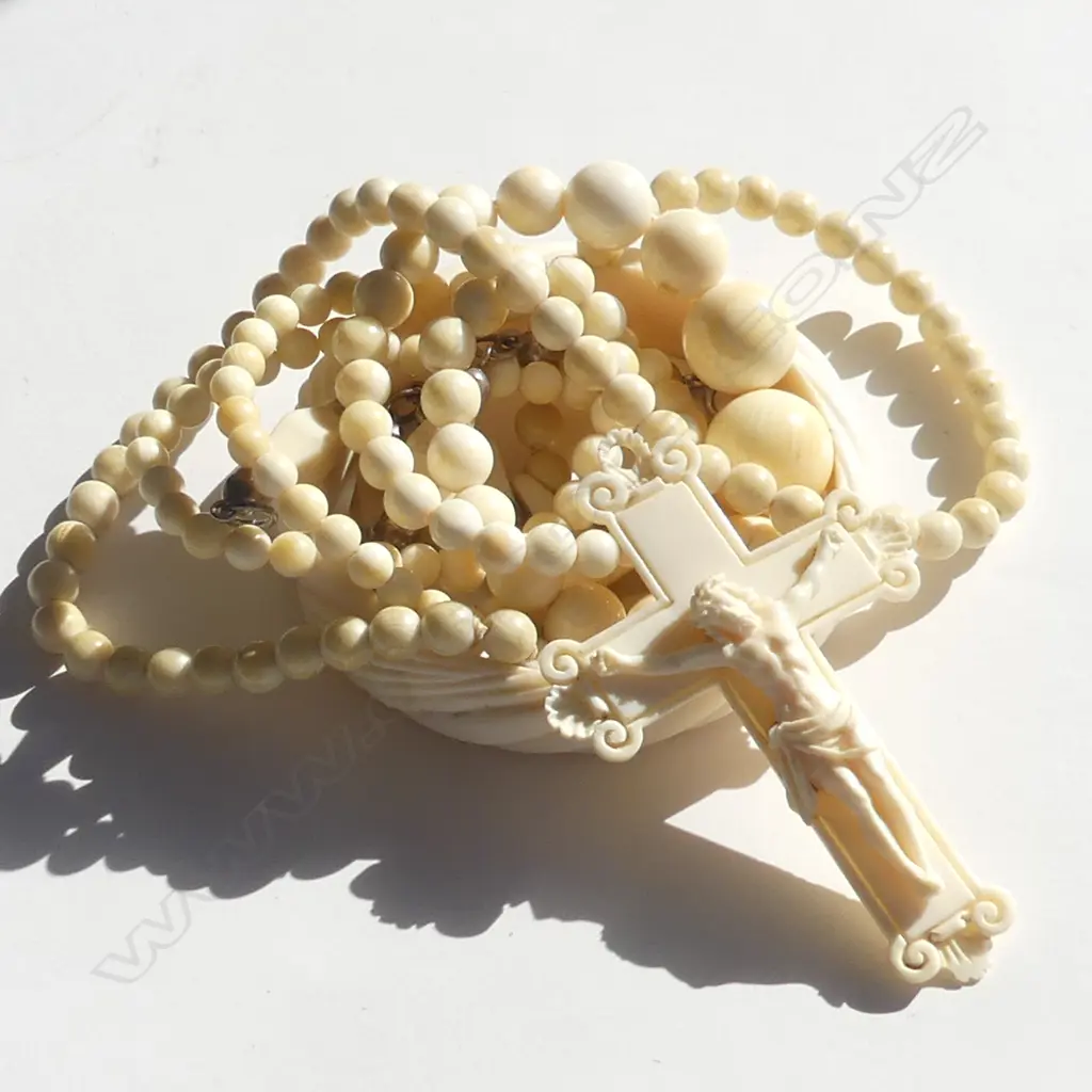 4 PCES IVORY JEWELLERY; 2 BEADED NECKLACES, BRACELET, BANGLE & CRUCIFIX Image 1++