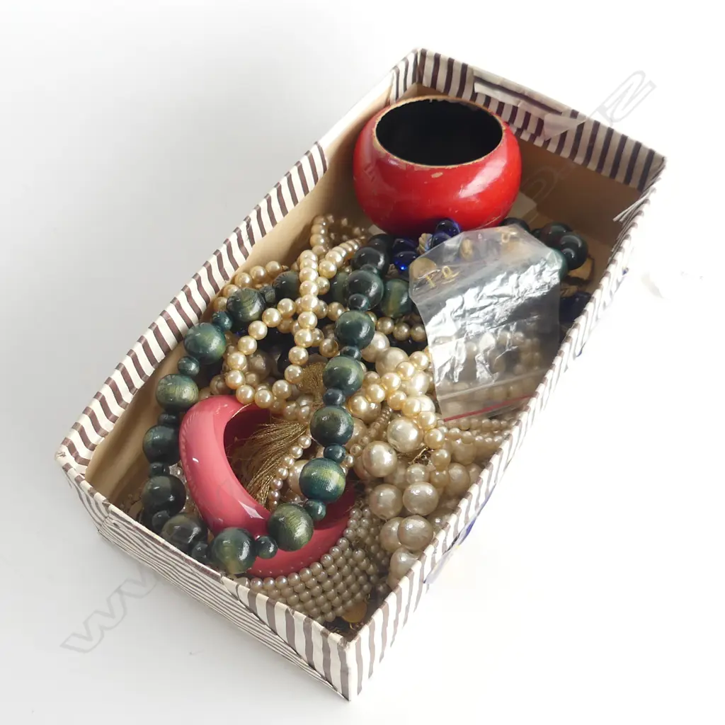 BOX OF MIXED COSTUME JEWLERY Image 1++