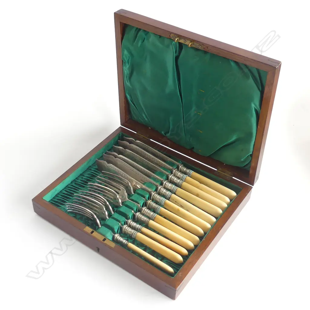 LATE VICT. CASED FISH SERVICE 6 PLACE WALNUT BOXED Image 1++