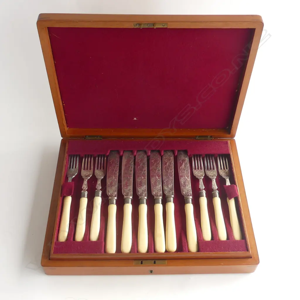 2 SETS OF FRUIT KNIVES & FORKS IN THE ONE FITTED BOX **RTV** Do not re offer Image 1++
