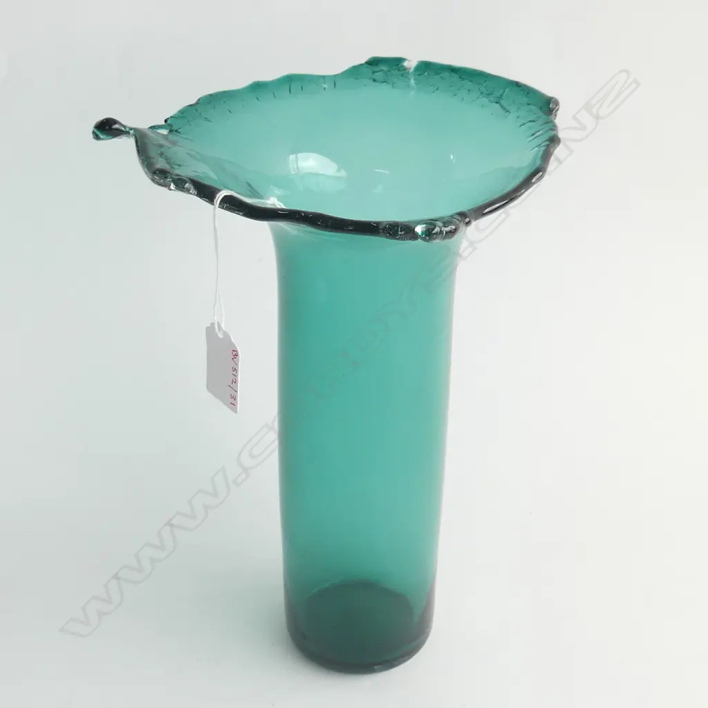 GARY NASH TALL GREEN GLASS VASE H270MM Image 1++