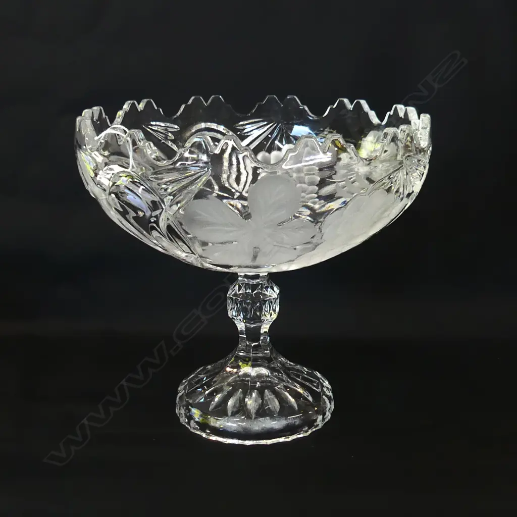 LARGE EMBOSSED CRYSTAL FOOTED BOWL, DIA 215MM Image 1++