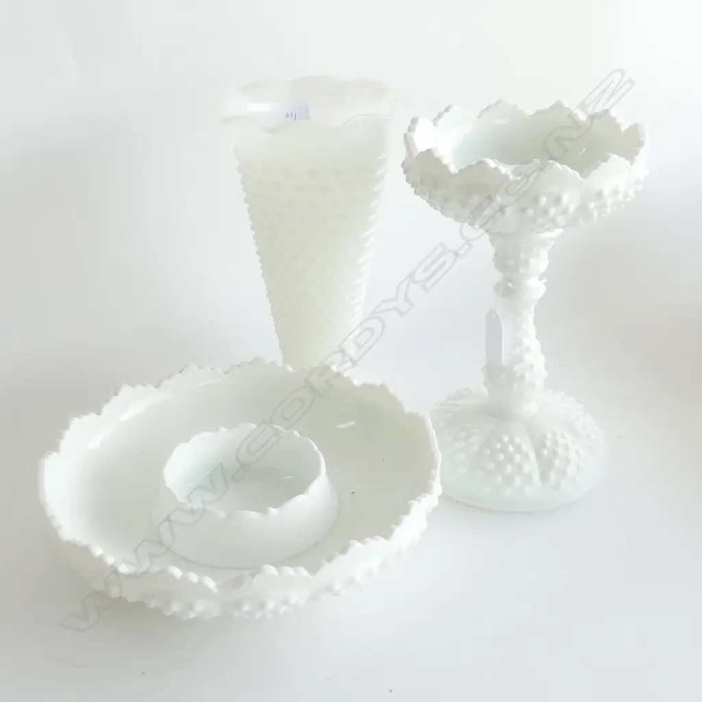 3 PCES WHITE FENTON GLASS; 2 PCE COMPORT, BOWL & VASE H.240mm Image 1++