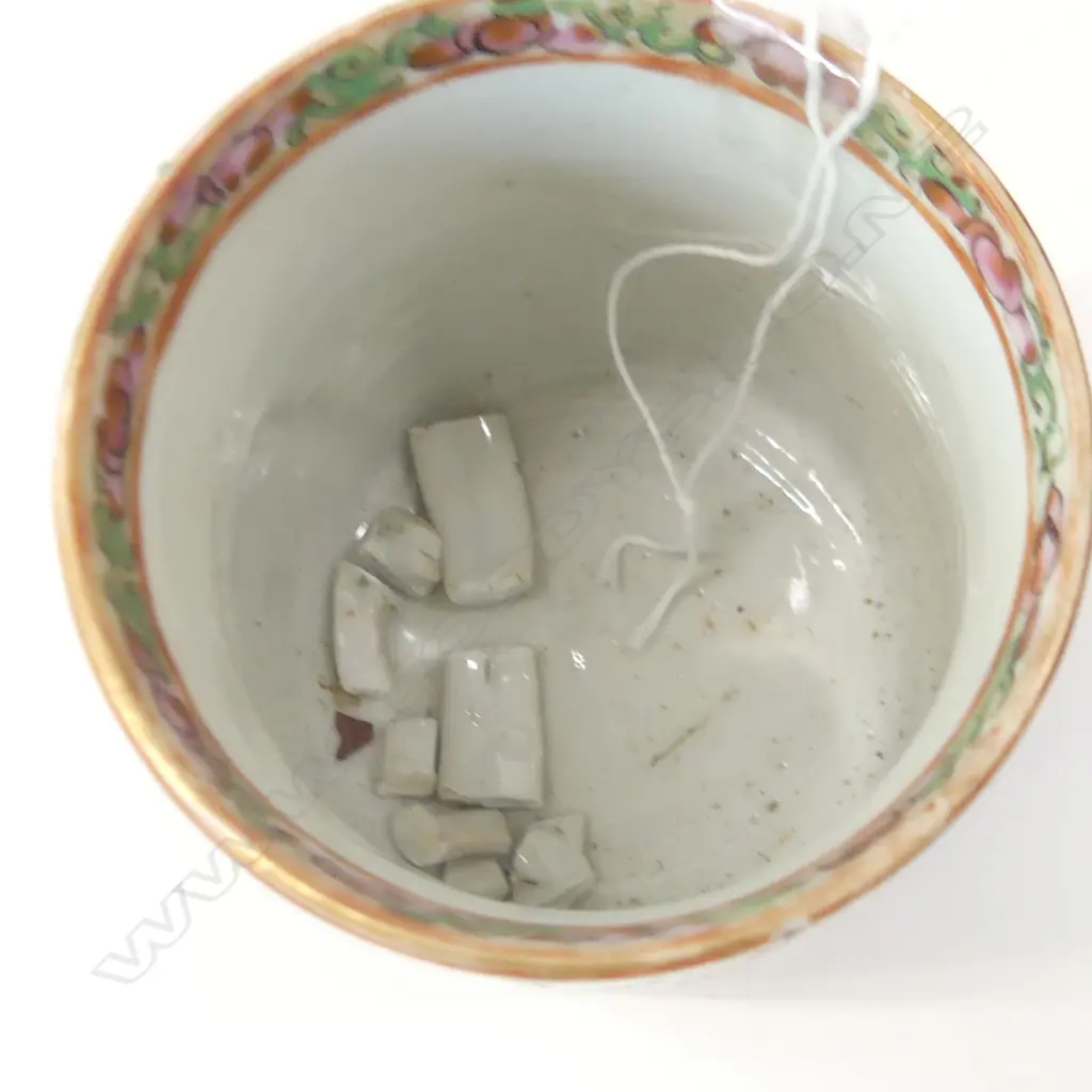 FAMILLE ROSE BEAKER, BROKEN HANDLE, PIECES INSIDE Image 1++
