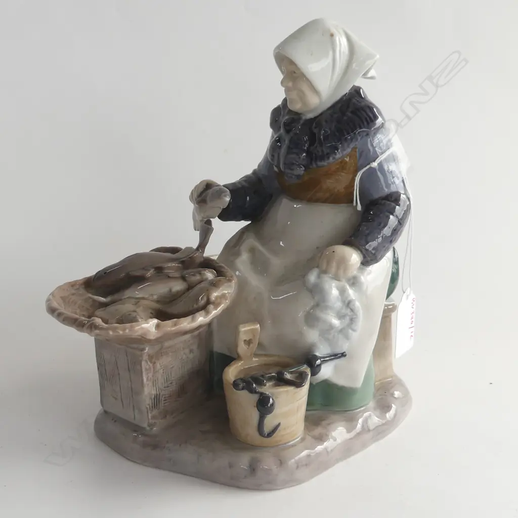 B & G FIGURE THE FISHMONGER H.220mm Image 1++